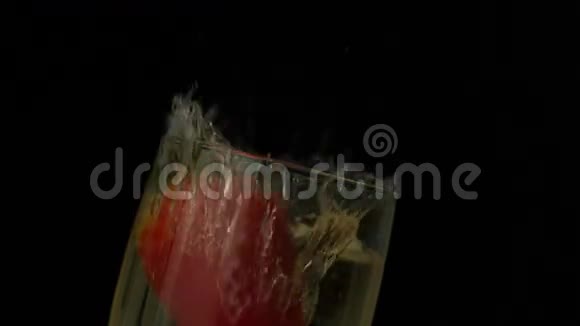 草莓掉进香槟的笛子里视频的预览图