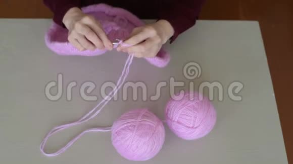 女人织粉色纱视频的预览图