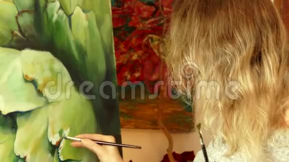 年轻的女艺术家在一个画洋蓟的工作室工作视频的预览图