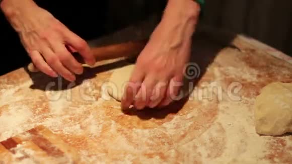 家厨房的饺子是女人的视频的预览图