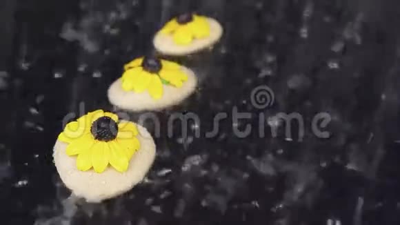 落在白色石头和黄色花朵上的雨滴视频的预览图