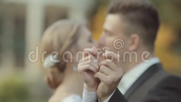 新婚夫妇的爱情显示他们的黄金婚礼视频的预览图
