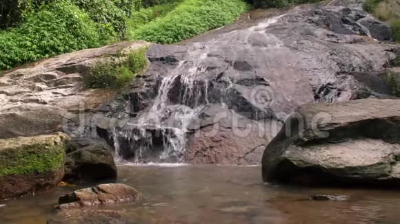 水流过落基坡泰国热带瀑布视频的预览图