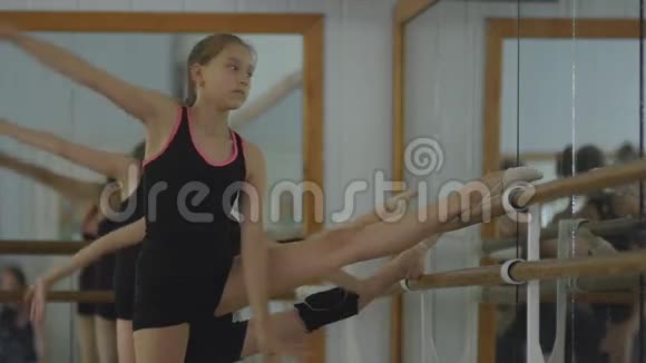 艺术体操运动员在镜子前热身在健身房锻炼艺术体操视频的预览图