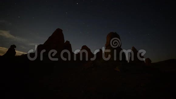 在加利福尼亚的特罗纳斯尖顶沙漠月亮升起的时间视频的预览图