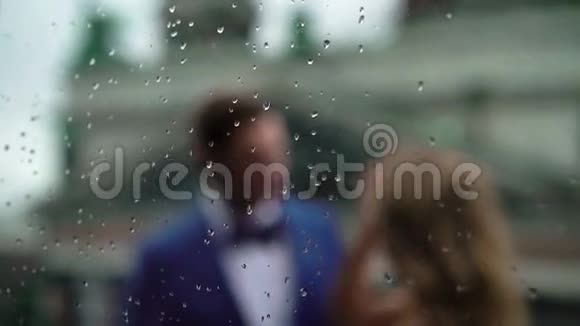 新郎新娘在阳台上接吻视频的预览图
