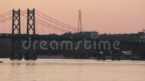 一艘快艇在密西西比大桥下滑行视频的预览图