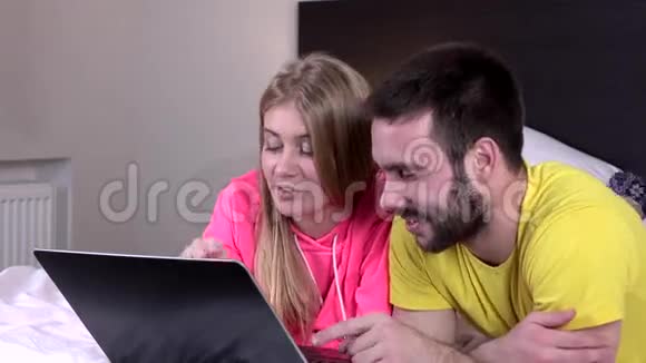 情侣通过电脑上网购物视频的预览图