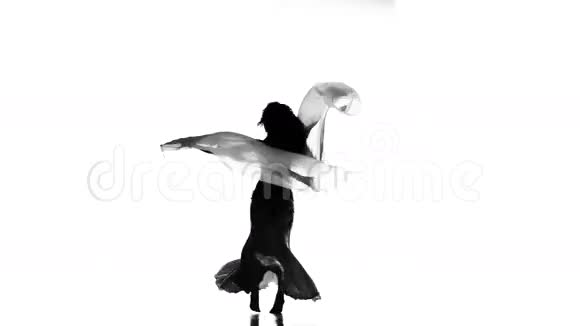 性感的肚皮舞女开始用白色的剪影的扇子跳舞视频的预览图