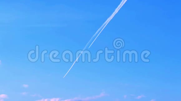 飞机蒸汽路径穿过蓝天视频的预览图
