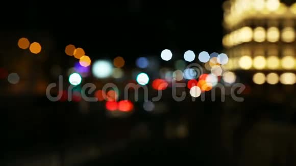 土耳其伊斯坦布尔的圆形散焦交通和夜间从汽车上移动的城市灯光视频的预览图