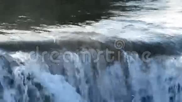 日落时瀑布般的流水视频的预览图