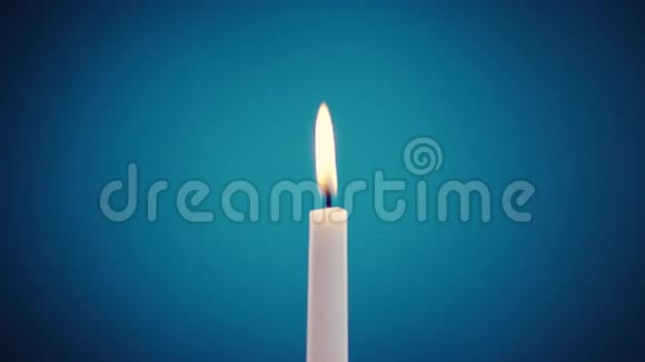 在蓝色背景上燃烧蜡烛视频的预览图
