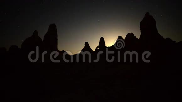 在加利福尼亚的特罗纳斯尖顶沙漠月亮升起的时间视频的预览图