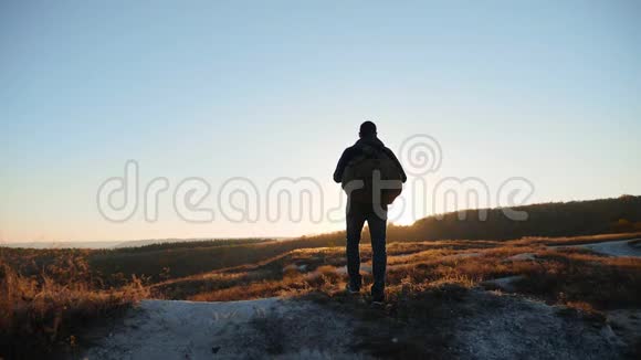 男子剪影成功手扶游客徒步旅行探险登山者日落爬山视频的预览图