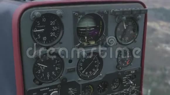 直升机飞行时刻控制面板的视图一天运输速度计视频的预览图