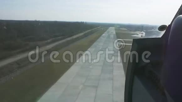 直升机飞到登机线摄像机在里面晴天绿草如茵着陆视频的预览图