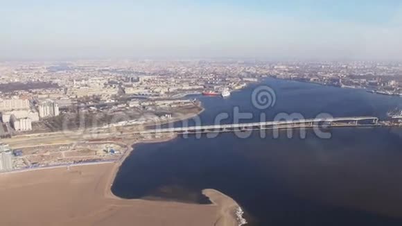 从直升机上俯瞰河流身高在海岸的城市桥梁晴天梅格波利斯视频的预览图