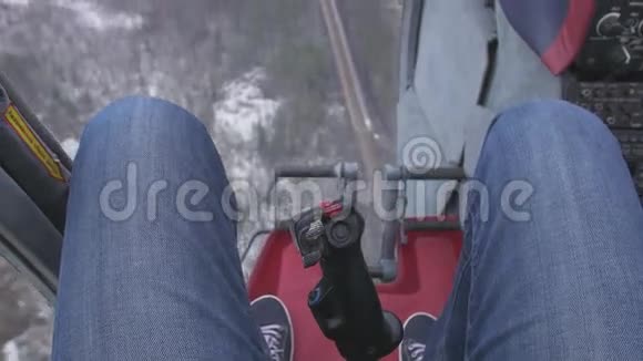 在飞行直升机里看腿摄影师在森林之上一天景观杠杆飞行航班视频的预览图