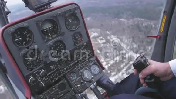 在控制系统直升机飞行员保持杆摄像机在里面飞行员舱身高飞行航班视频的预览图