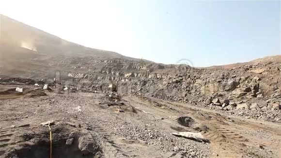 平台有爆炸孔露天铸造矿井爆破铁矿石采石场工作全景视频的预览图