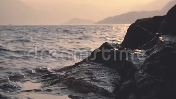 阴天晚上的岩石海滩视频的预览图