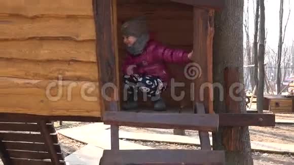 小木屋里的小女孩4K超高清超高清视频的预览图