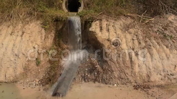 大水泥管的水流量视频的预览图