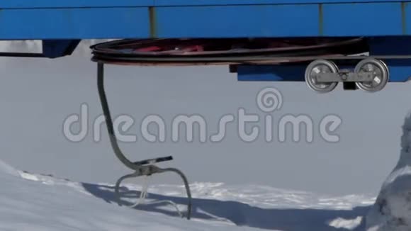 轮椅用于返回山顶的椅子升降机视频的预览图