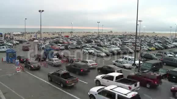 圣莫尼卡繁忙停车场时间的流逝视频的预览图