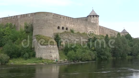 纳瓦河上的伊万哥罗德要塞的城墙伊万哥罗德俄罗斯视频的预览图