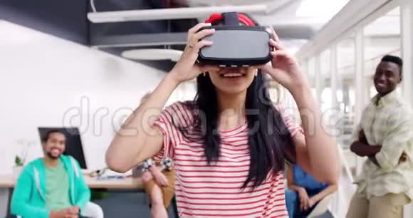 现代办公室使用VR护目镜的女性创意视频的预览图