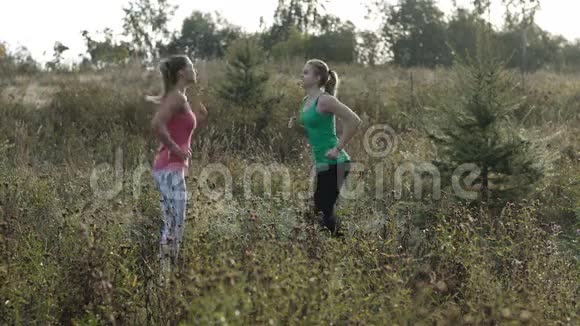 两个女孩训练视频的预览图