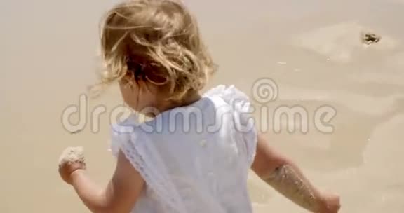夏日海滩上的小金发女孩视频的预览图