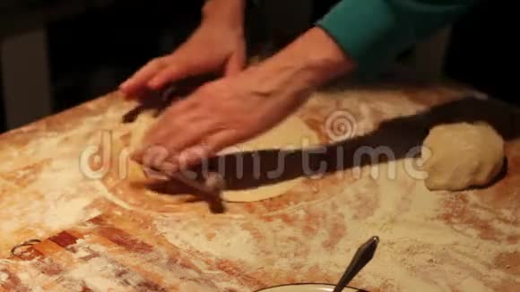家厨房的饺子是女人的视频的预览图