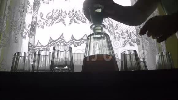 带威士忌的玻璃瓶视频的预览图