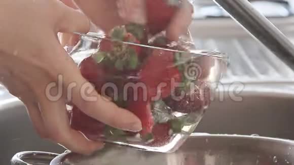洗草莓的女人视频的预览图
