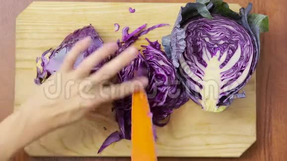 女性手在木板上切碎卷心菜特写视频的预览图