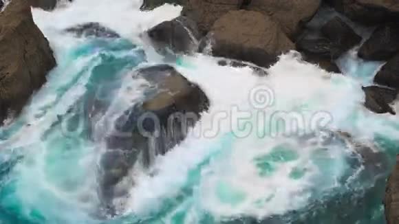 大自然的力量海浪在海岸岩石上翻滚视频的预览图