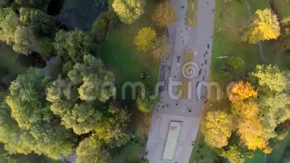 在市中心公园上空的鸟瞰飞行乌克兰视频的预览图