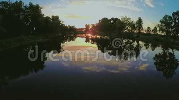 日落时飞过湖面视频的预览图