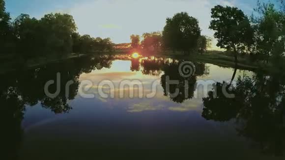 日落时飞过湖面视频的预览图