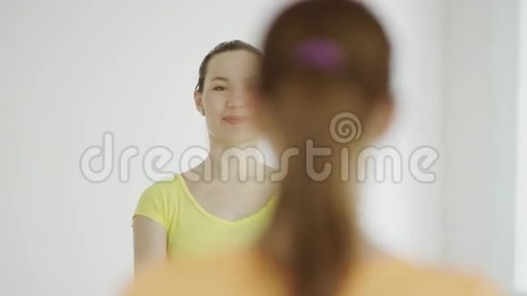 瑜伽老师正在帮助女人做体式视频的预览图