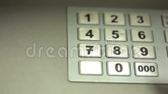 女人手摸ATM机获取密码视频的预览图