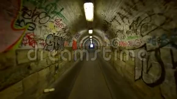 城市地下隧道与滑翔伞视频的预览图