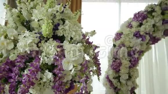 美丽的拱门为婚礼和花厅装饰视频的预览图