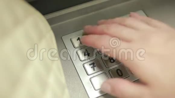 女人手摸ATM机获取密码视频的预览图