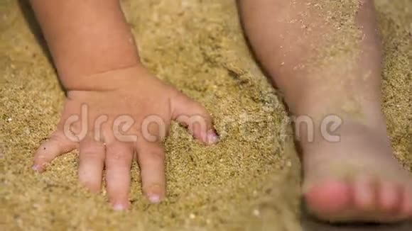 幼儿玩沙的小手和小腿视频的预览图
