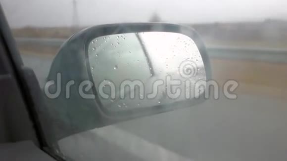在雨天高速公路上行驶视频的预览图