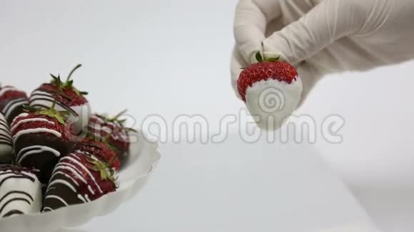 白色巧克力中的草莓视频的预览图
